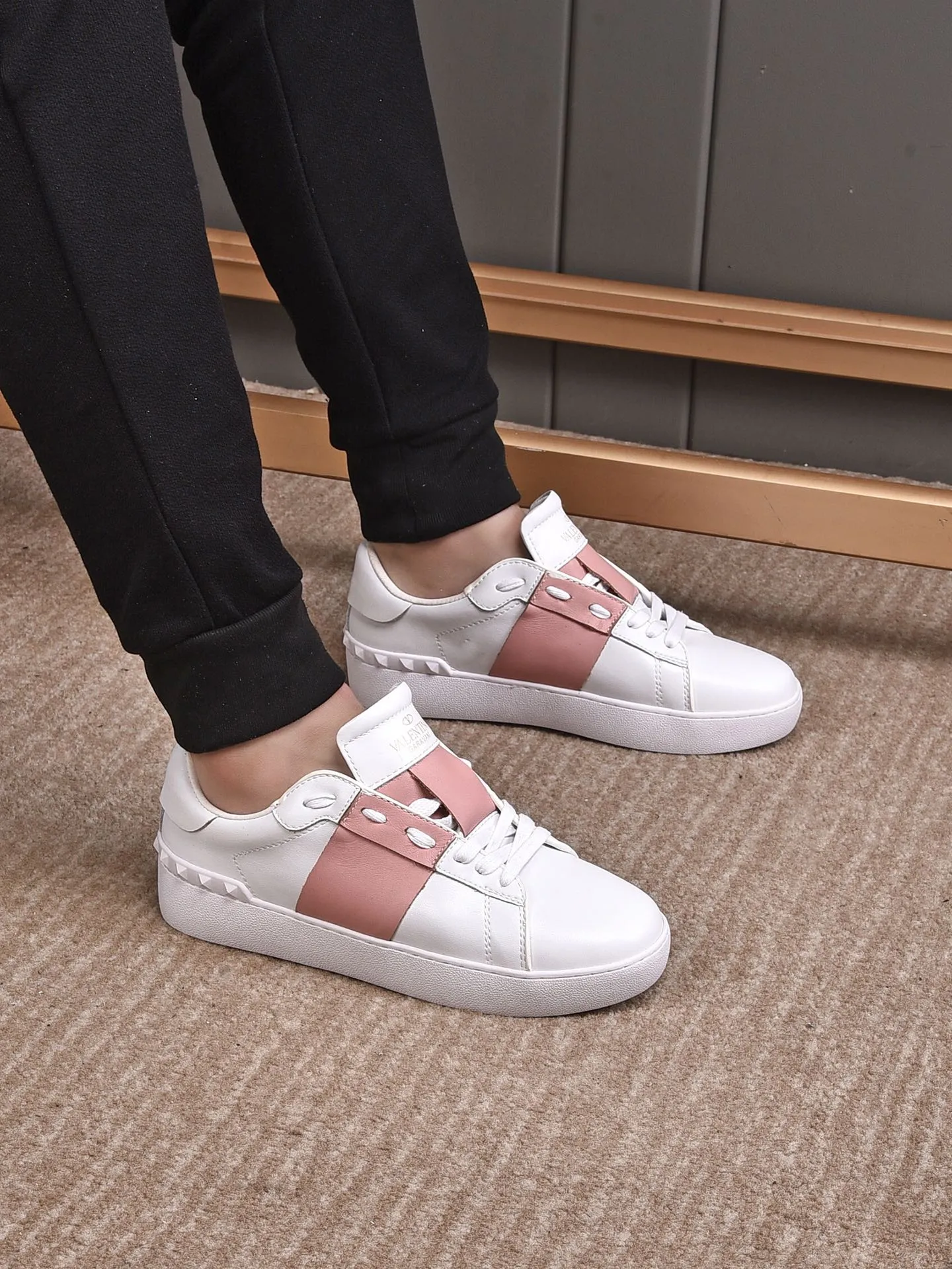 Men's shoes 440💰 (men and women couples) Valentino classic color matching series casual shoes. Made with heavy craftsmanship, good products pay attention to every detail. A must-have trendy item that can be worn all year round, it has been worn by many celebrities and Internet celebrities~~Imported cowhide surface, unique design concept, sheepskin lining, counter quality. Women’s clothing 35-40. Men’s clothing 39-44, 45-46 (returns and exchanges are not supported for custom-made items)